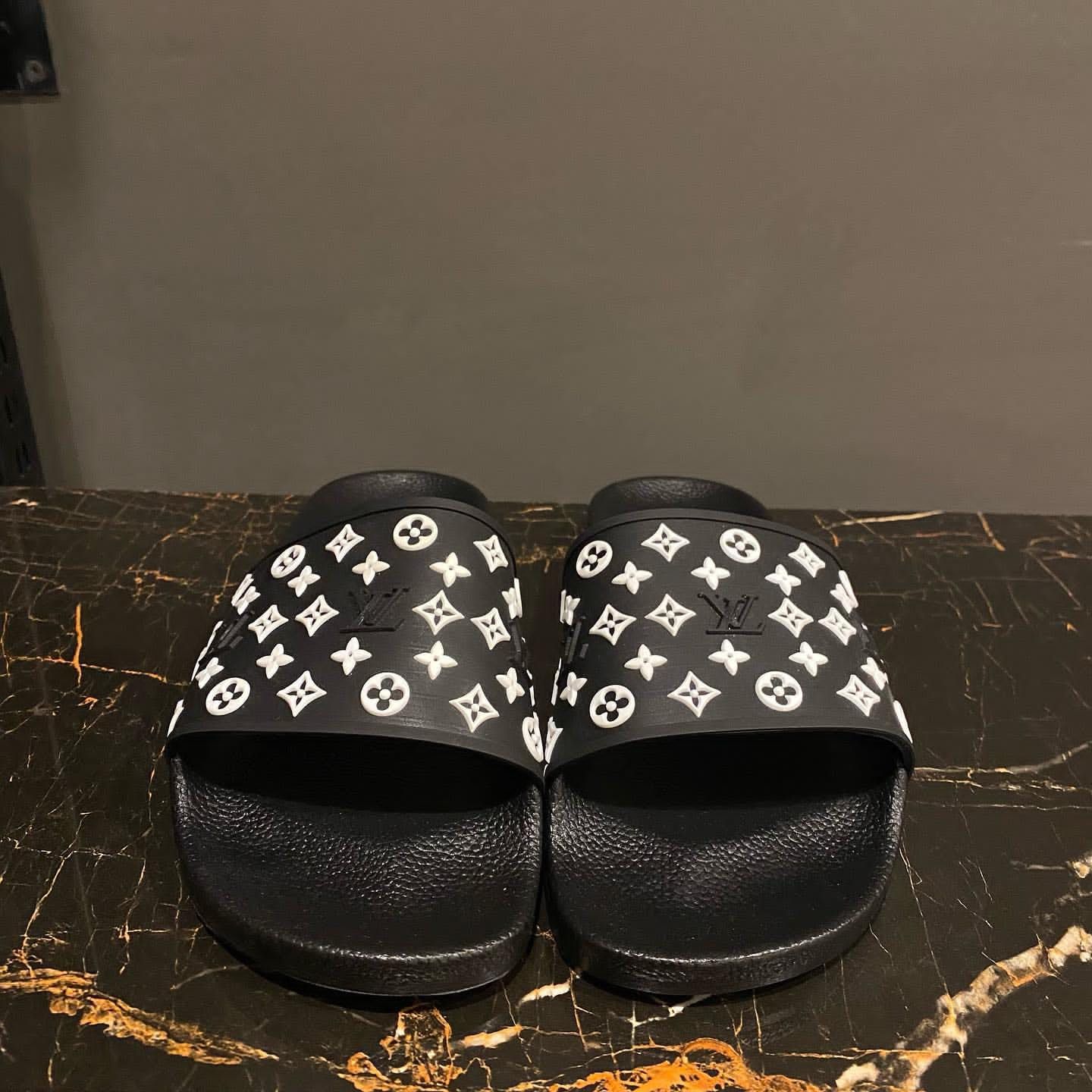 immunisering Uhøfligt frokost LOUIS VUITTON BLACK AND WHIE SLIPPER - The Nucleus Clothing