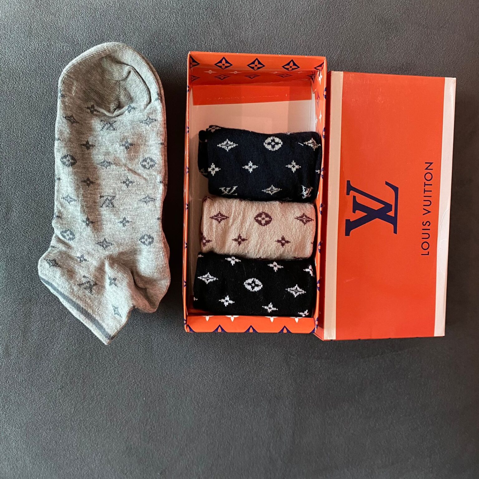 LOUIS VUITTON UNISEX SOCKS