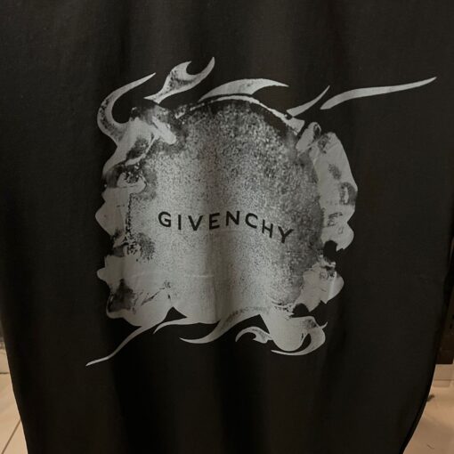 GV BLACK TSHIRT GRAY PRINT - Image 2
