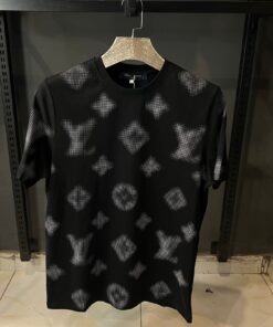 LOUIS V BLACK TSHIRT ALL OVER LOGO PRINT